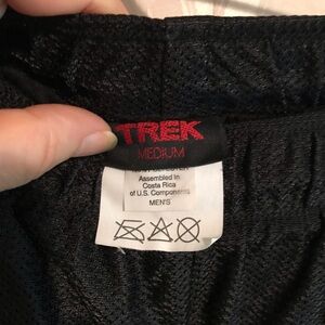 Trek mountain biking shorts with liner and soft padding mens size medium